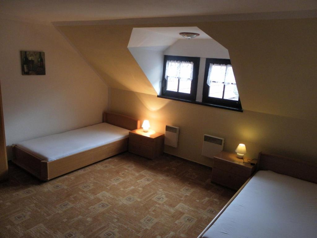 U Kralovny Dagmar Hotell Karlštejn Rum bild
