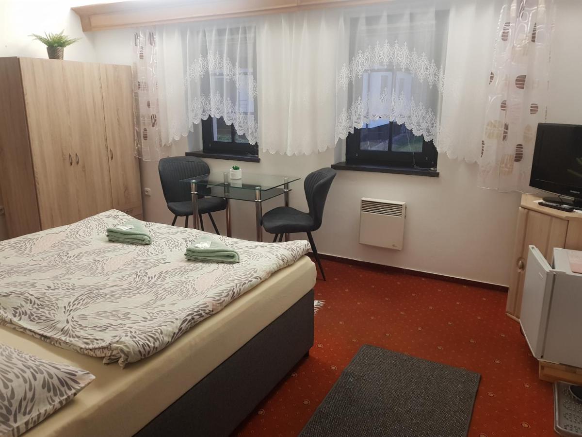 U Kralovny Dagmar Hotell Karlštejn Exteriör bild